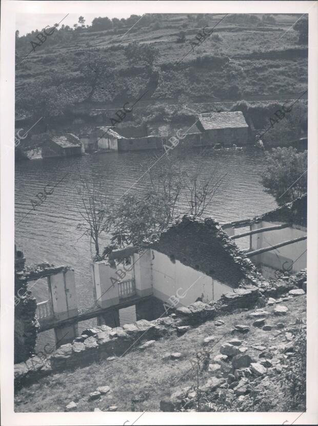 Restos del antiguo pueblo de Portomarin que Desapareció bajo las Aguas del río...