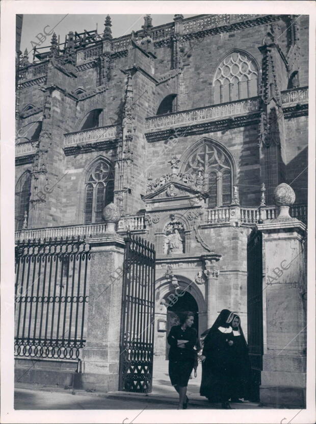 Monjas Saliendo de la catedral de Astorga