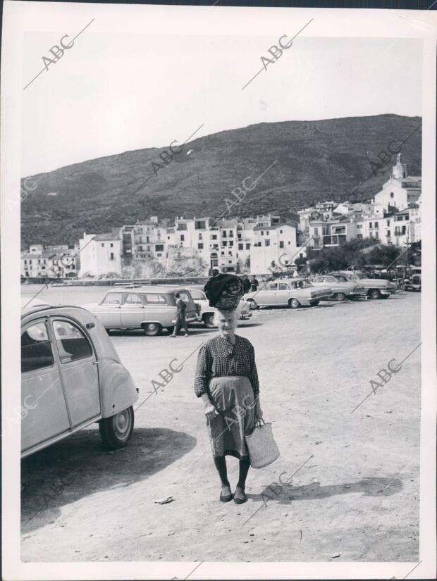 Costa Brava. Cadaqués.Una Señora con una cesta en la Cabeza