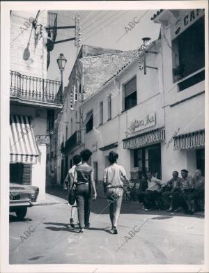 Turistas Paseando por la Poblacion de Bagur