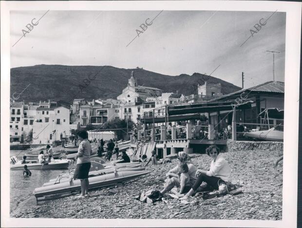 Cadeques. Gente en la Playa