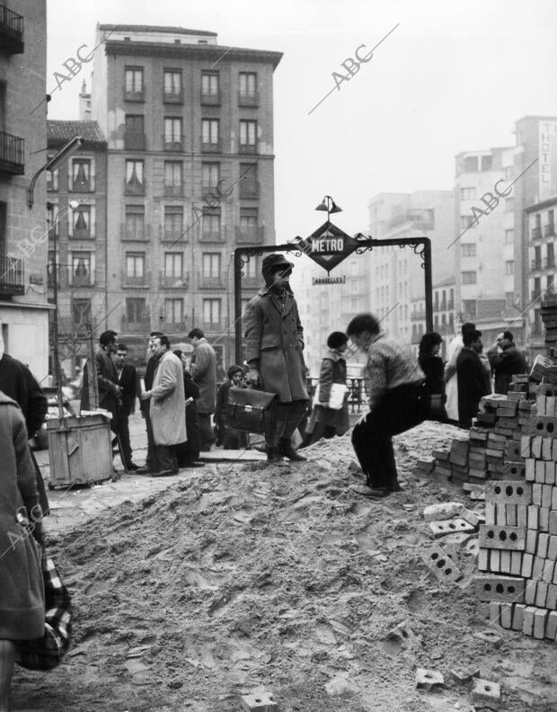 Los materiales de obra se acumulan en el exterior