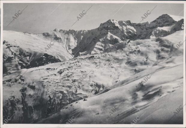 Por encima de esas Crestas Nevadas Está la costa del sol Mediterránea