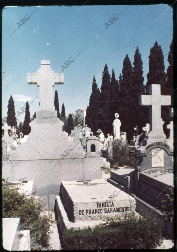 (CA.) Sepultura del cementerio de la Almudena en el que descansan los restos los...
