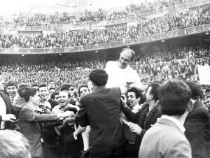 Alfredo Di Stefano A Hombros de Compañeros y Aficionados