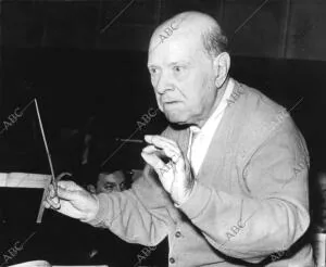 El músico Pau Casals dirigiendo