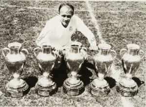 Di Stefano posa con los 5 trofeos de la Copa de Europa que consiguió con el Real...