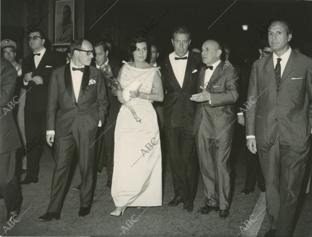 El matrimonio Berlanga durante el Festival de cine de Venecia, junto a José Luis...