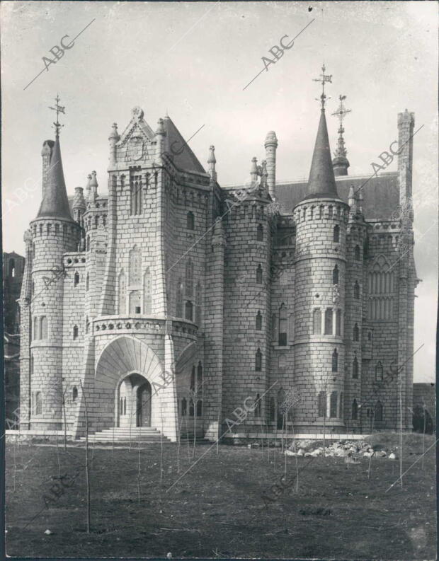 Vista general del palacio Espiscopal de Astorga, original de Gaudí, donde Está...