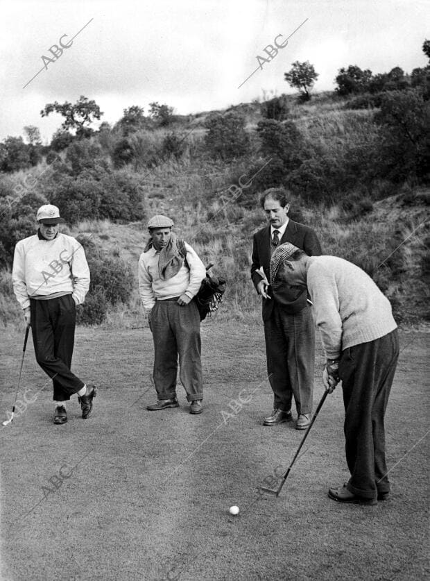 Luis Urquijo, marqués de Bolarque y presidente del Madrid, jugando al golf