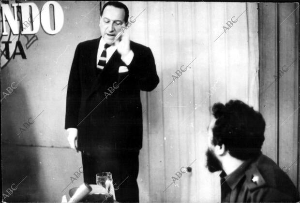 El embajador español desmiente las afirmaciones de Castro en el mismo estudio de...