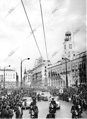 Jugadores del Real Madrid en una vistosa caravana celebran con sus aficionados...