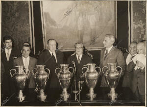 En la imagen, el general Joaquin Agulla Jiménez, Santiago Bernabéu, Enrique Díaz...