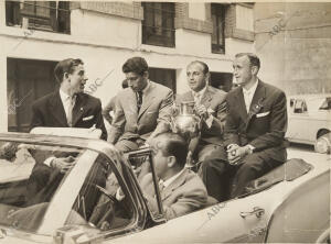 En la imagen, Mateos, Domínguez, Di Stefano y Santa María en uno de los coches...