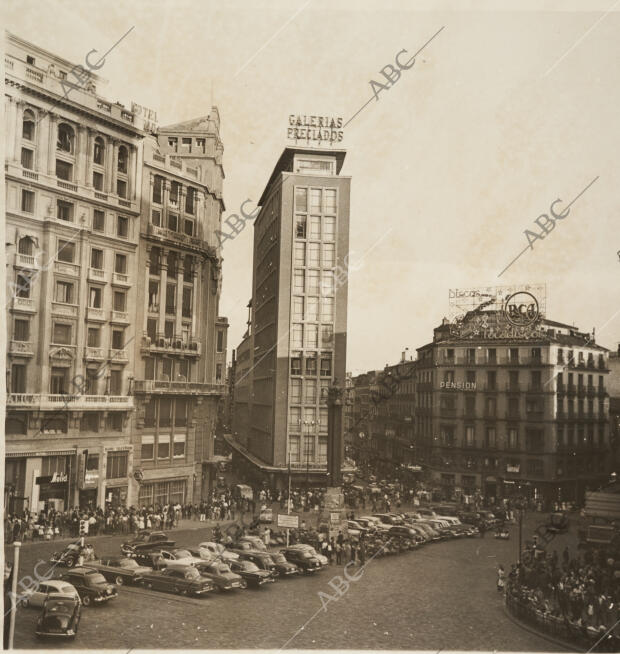 La plaza del Callao con el edificio de Galerías Preciados