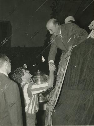 El generalísimo Entregó la copa que lleva su nombre al capitán de los...