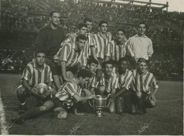 El atlético de Madrid campeón de la copa del generalísimo al vencer por tres...