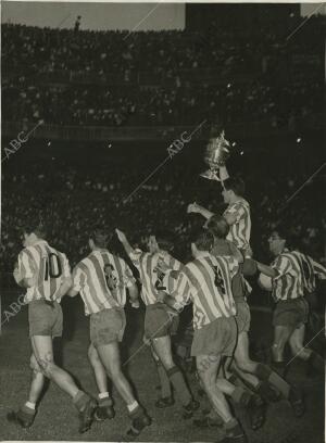 El atlético de Madrid campeón de la copa del generalísimo al vencer por tres...