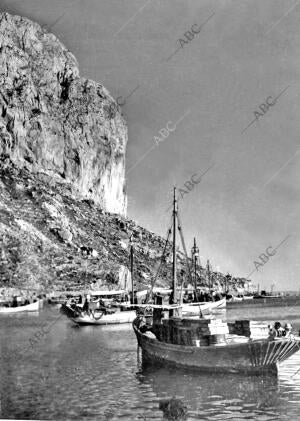 El puerto pesquero de Calpe, en la falda Misma del peñón de Ifach