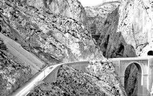 El Collado de Calpe, raspado verticalmente por el barranco del Mascarat, Abrupta...