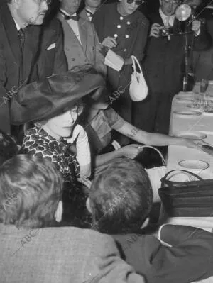 La actriz Marlene Dietrich en un momento de la conferencia de prensa en el...