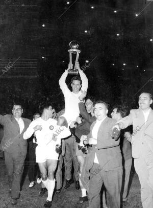 Gestas - Celebraciones - el Capitan del Madrid, Zarraga porta el trofeo de la...