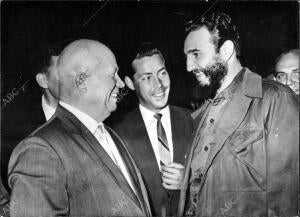 Castro y Kruschev en nueva York, en donde Asistirán A la cumbre de las Naciones...