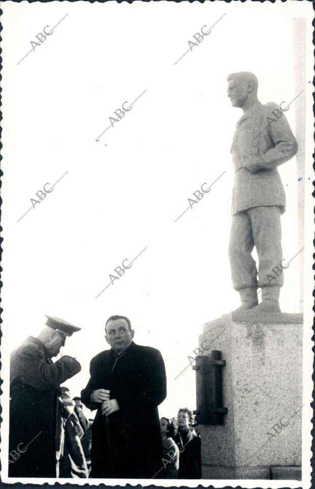 El ministro del ejército y el alcalde de Úbeda en el momento de descubrir el...