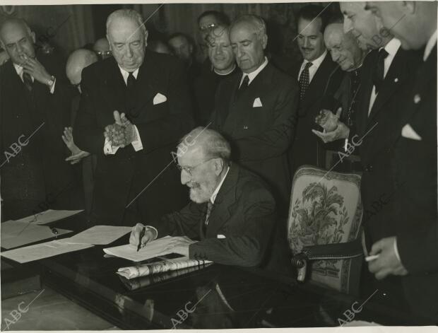 Ramón Menéndez Pidal durante la firma del acto de cesión del Cantar de Mio Cid a...