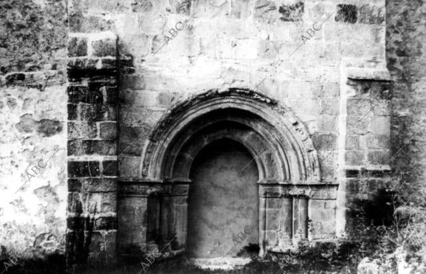 Portada Románica de santa Eulalia de Abancía en el pueblo Abamia (Asturias)