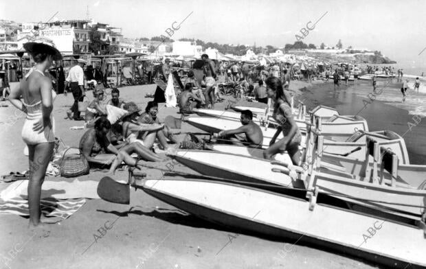 1961 (CA.) Bañistas disfrutando de la playa