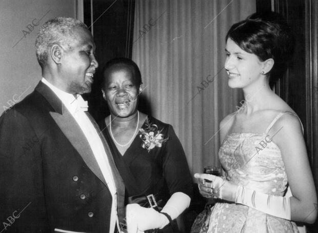 Después de la entrega del premio Nobel de la Paz 1961 A Albert Luthuli , le Fue...