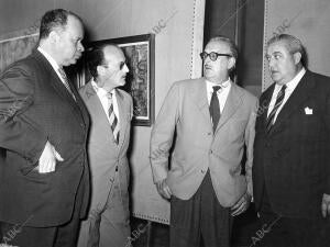 Mingote junto A Eduardo Carranza, el poeta Colombiano, frente A tono y Neville