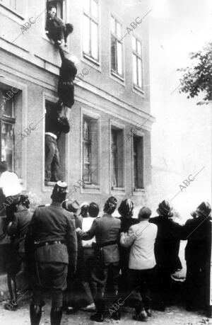 Para escapar de la zona comunista, una anciana de 77 años de edad es ayudada a...