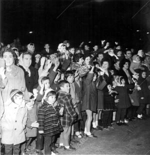 Alborozados y con la eterna ilusión de todos los años, una gran multitud de...