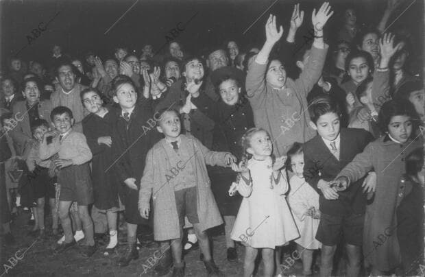 Alborozados y con la eterna ilusión de todos los años, una gran multitud de...