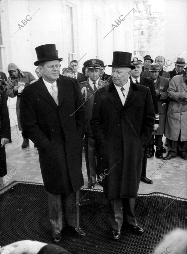 Washington, Estados Unidos, 20/01/El presidente entrante, John F. Kennedy, junto...