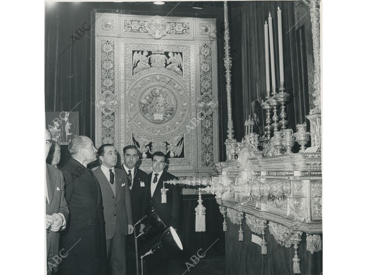 El ministro de Vivienda José María Martínez Sánchez Arjona, inaugurando