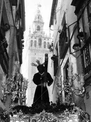 "el cristo de los Gitanos", al salir de la basílica Metropolitana, Regresa A san...