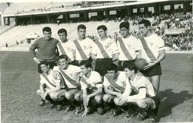 Formación del Sevilla Atlético, que en la temporada 1960-61 se proclamó campeón...