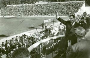 Antes de comenzar el partido entre el Betis y el Granada, el 9 de abril de 1961,...