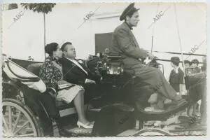 Orson Welles y su mujer Paola Mori, pasean en coche caballos durante la Feria...