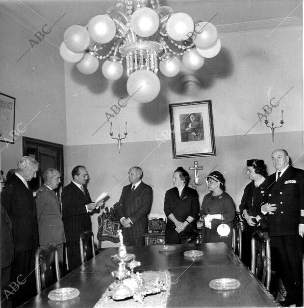 Acto de entrega de un pergamino de la cruz Roja de Panamá A la cruz Roja...
