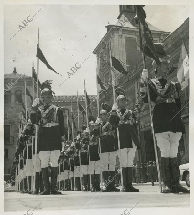 Escuadrón de la policía urbana de Madrid vestida de gala en honor al laclade...