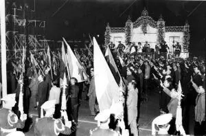 Ex-Combatientes ante la tribuna de Franco, en el Dsefile de la victoria de 1961,...