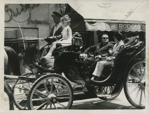 Orson Welles, su mujer Paola Mori y su hija Beatriz, pasean a caballo por la...