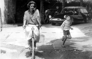 La reina Fabiola al salir de la peluquería, en bicicleta