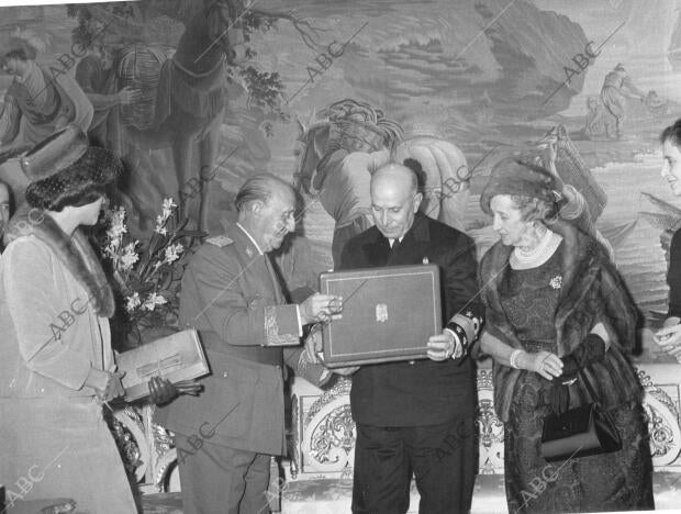 El presidente de la república de Portugal, excelentísimo Sr. américo Thomas...