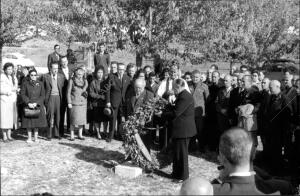 El Marqués de la Valdavia y el almirante Bastarreche Depositan una corona de...