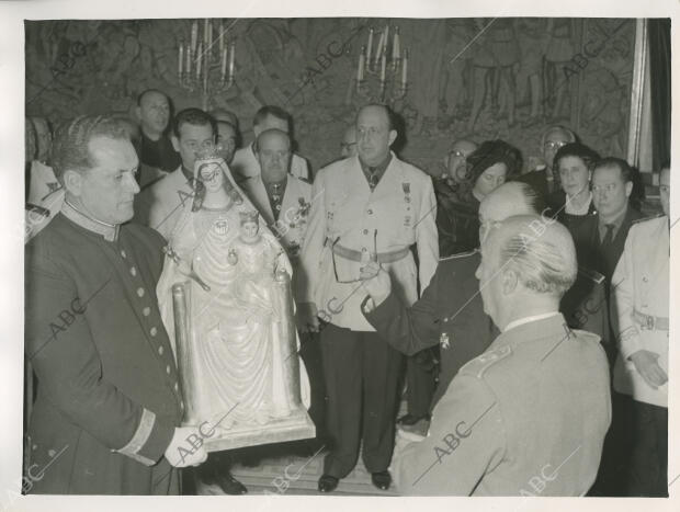 Francisco Franco recibe en audiencia a la Comisión del Servicio Nacional de...